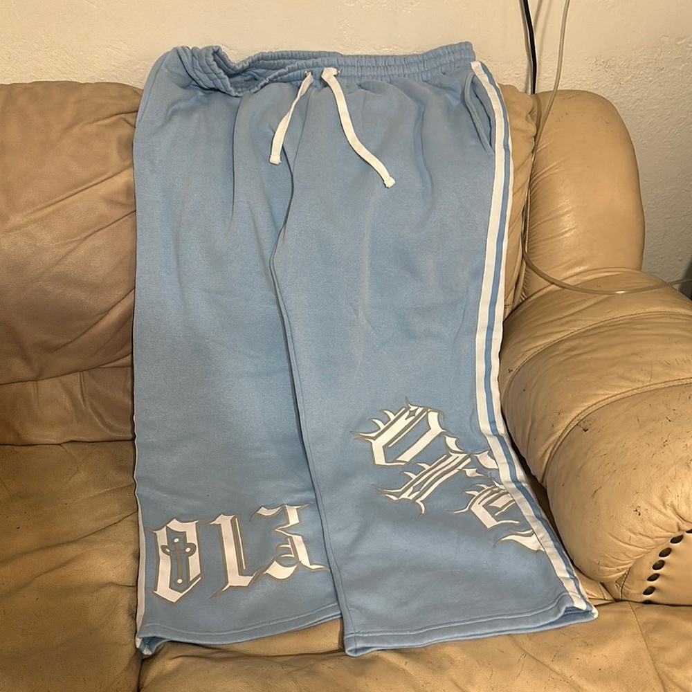 I’m selling a winter pants used once